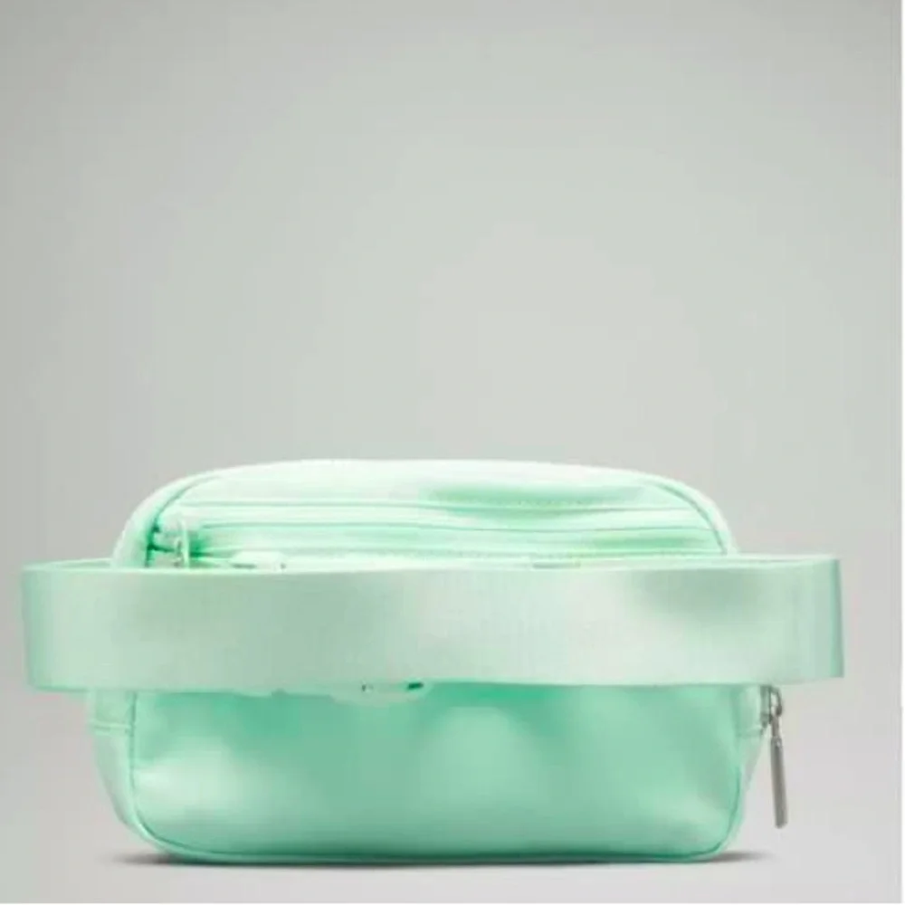 NWT! New! Rare! Lululemon Everywhere Belt Bag 1L Mint Green Tiffany Blue Pastel - Picture 4 of 10